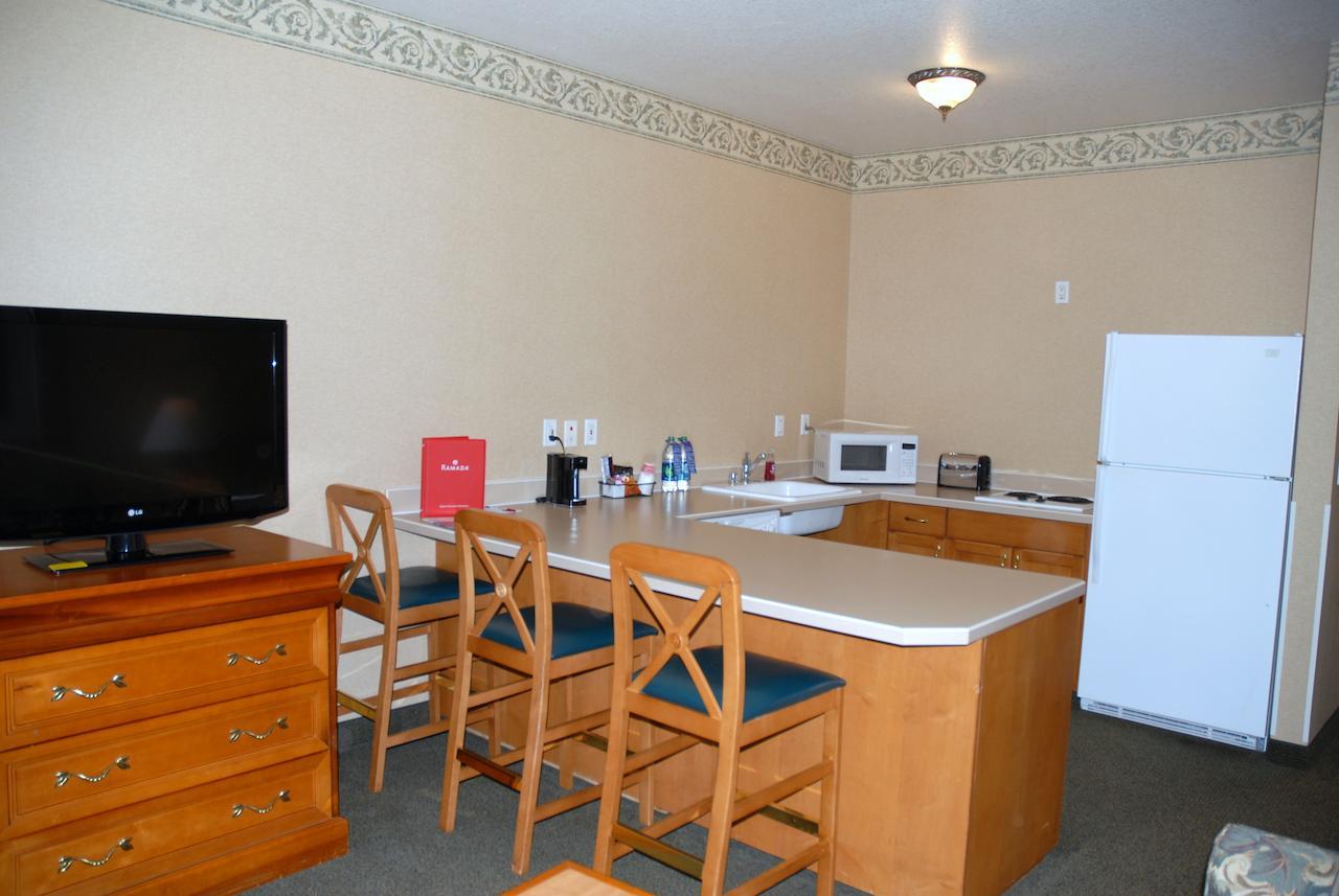Ramada By Wyndham Olympia Hotell Rum bild A typical kitchen in a typical hotel room